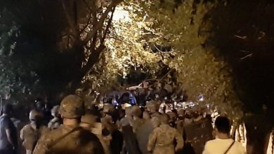 Photo of Türkiye’nin Beyrut Büyükelçiliği önünde toplanan bir grup Ermeni, güvenlik güçlerine saldırdı