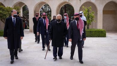 Photo of Ürdün’de ‘darbe girişimiyle’ suçlanan Prens Hamza ilk kez Kral Abdullah’la görüntülendi