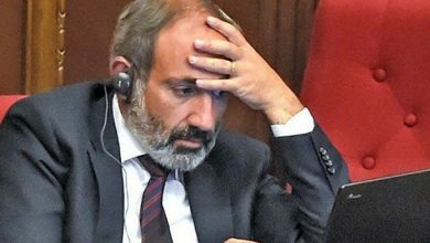 Photo of Paşinyan: “Subaylarımız S300’ün İçerisindeki Kartı, Üzerinde Altın Var Diye Çıkarmış”